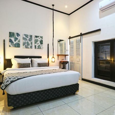 Askhara Guesthouse Surabaya Buitenkant foto