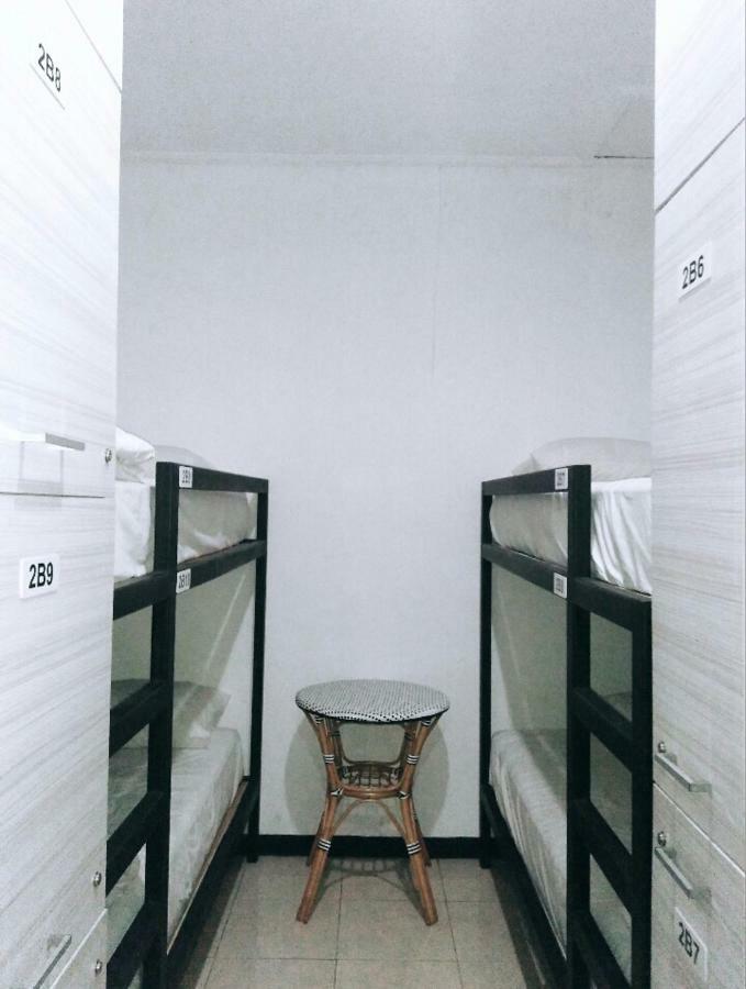 Askhara Guesthouse Surabaya Buitenkant foto