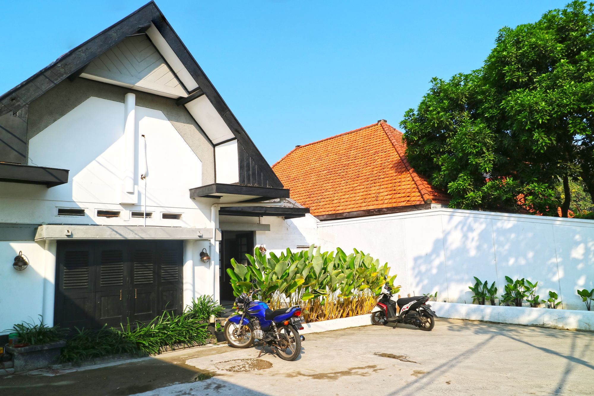 Askhara Guesthouse Surabaya Buitenkant foto